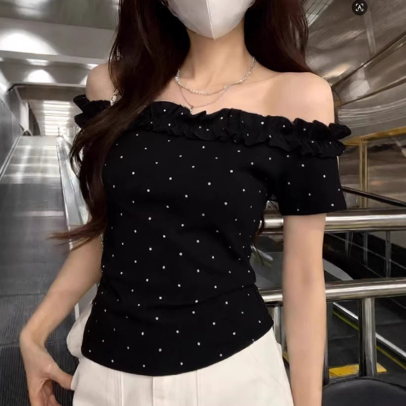 Off-shoulder short-sleeve T-shirt with wooden lace trim