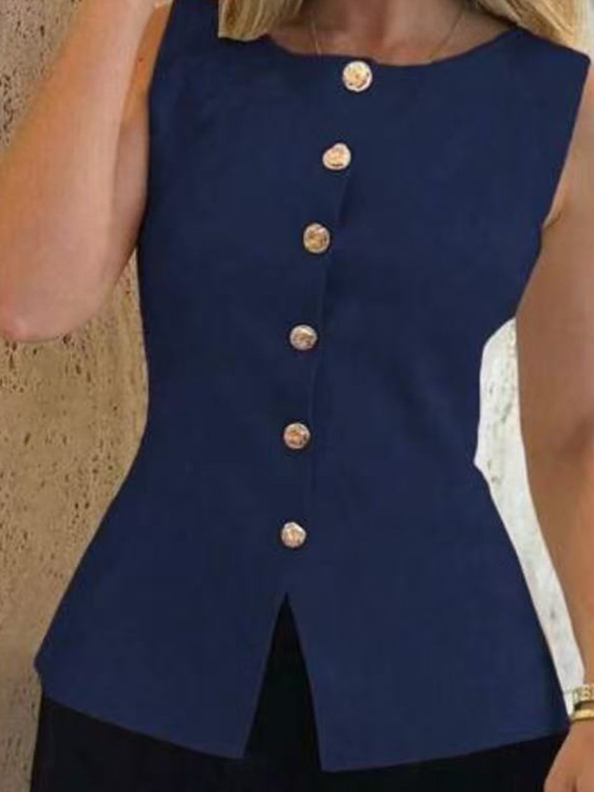 Round-neck sleeveless knitted cardigan