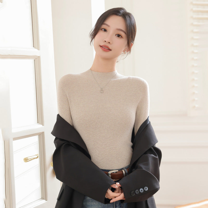 Seamless wool round-neck base layer shirt