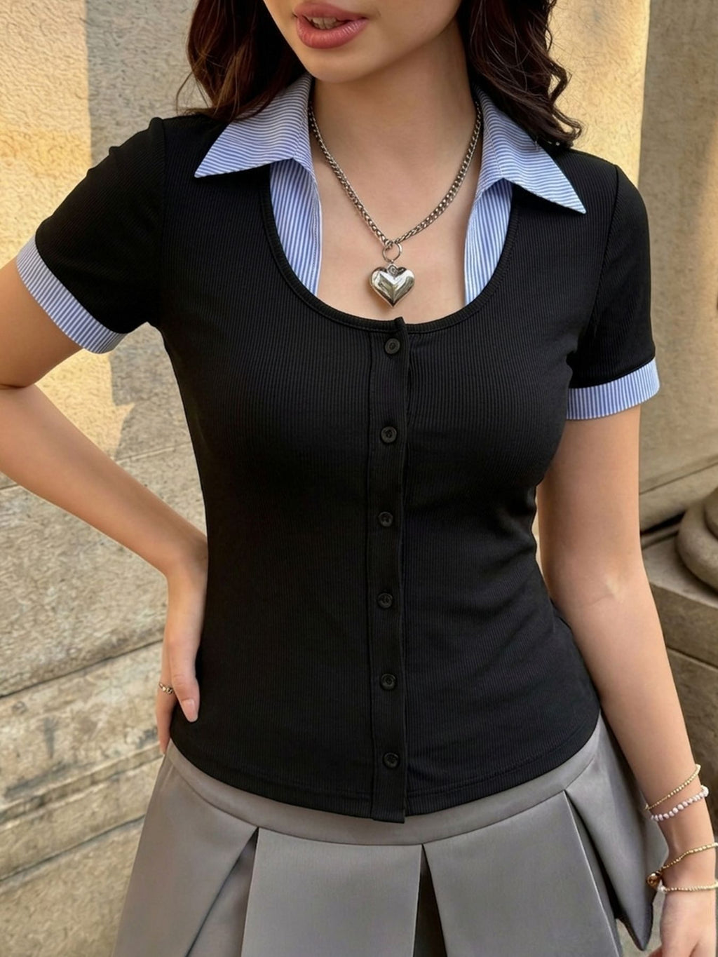 Contrasting color stripe fitted shirt