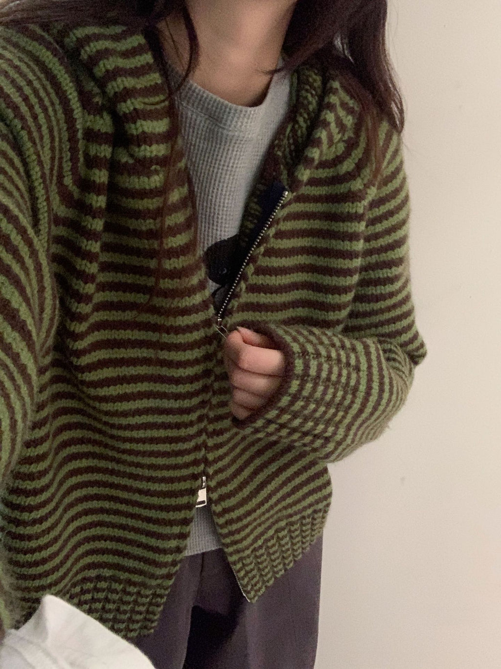 Contrasting color stripe zipper hooded knitted cardigan