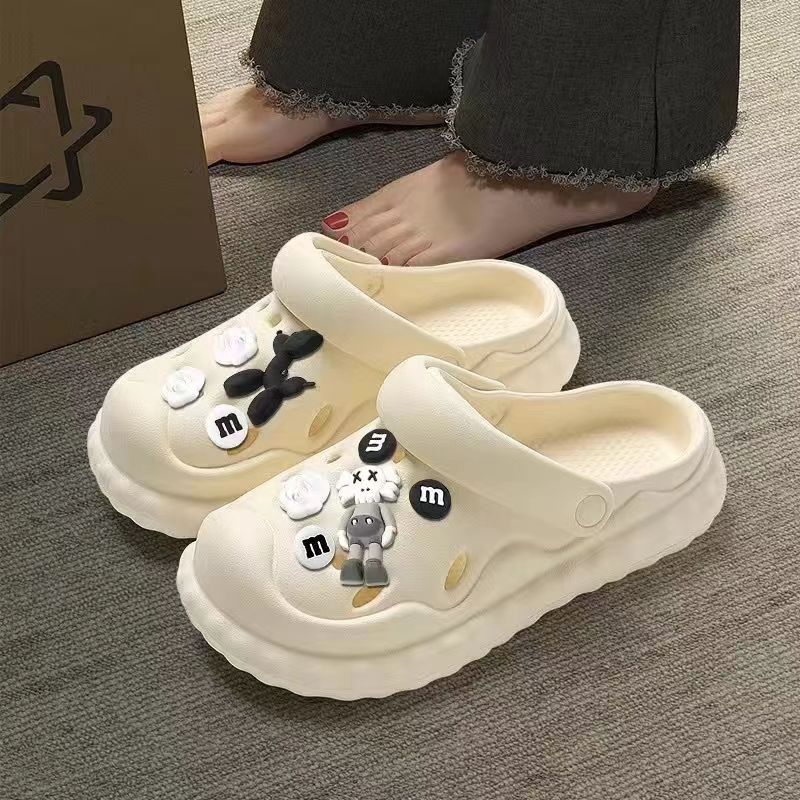 Thick-soled clogs can be worn outside