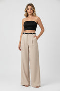 Simple and form-fitting suit trousers