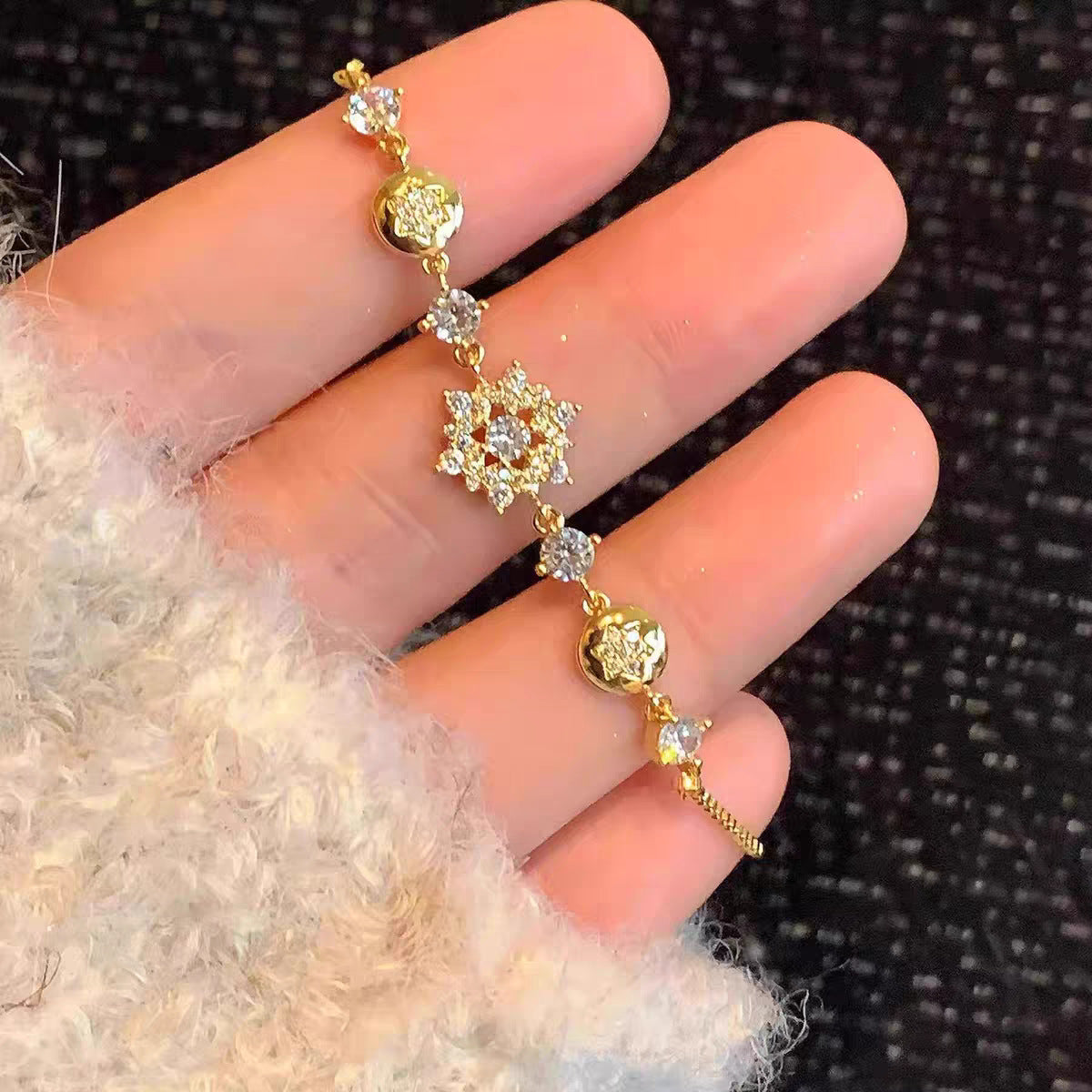 Cool and Elegant Winter Snowflake Exquisite Light Luxury Niche Design Zircon High-End Adjustable Fashion Bracelet