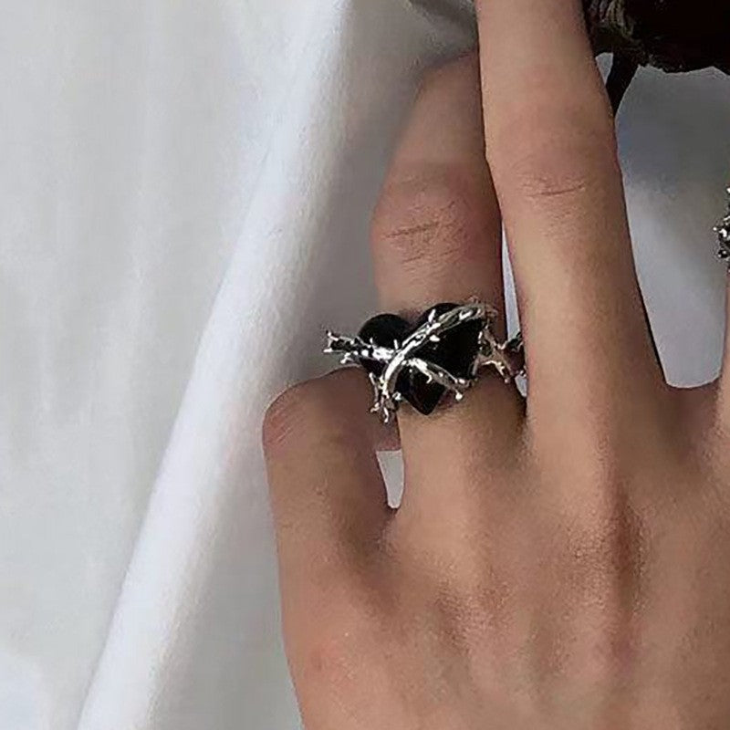 Snake-shaped zircon ring trendy geometric design