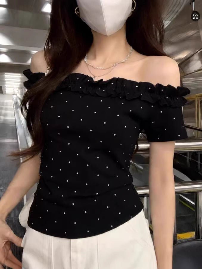 Off-shoulder short-sleeve T-shirt with wooden lace trim