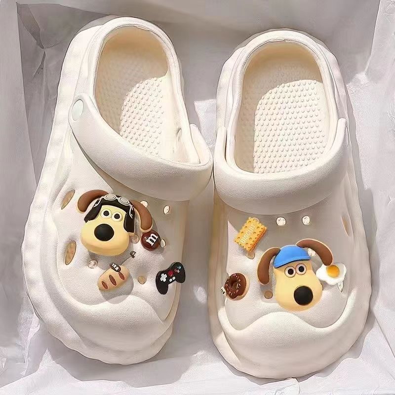 Thick-soled clogs can be worn outside