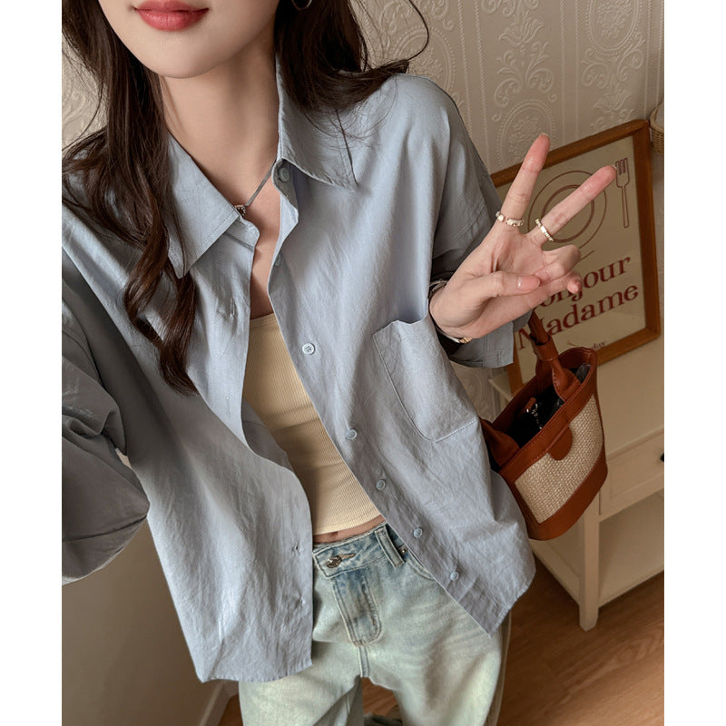 A loose, sun-protective jacket for women