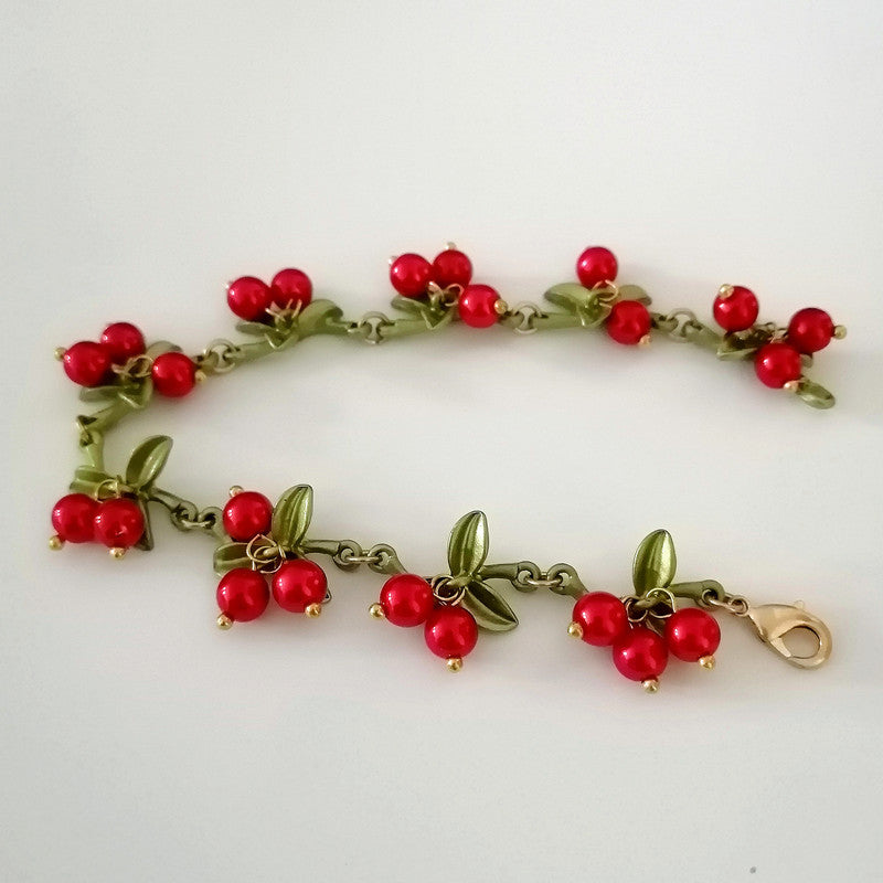 Vintage Floral Pearl Bracelet with Berry Accents